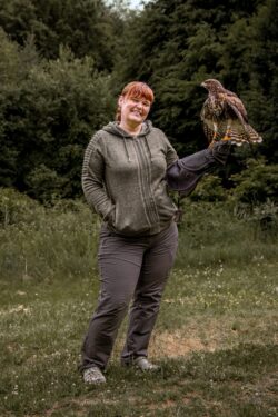 Mit Greif (spontan entstanden; man beachte die Latschen !)